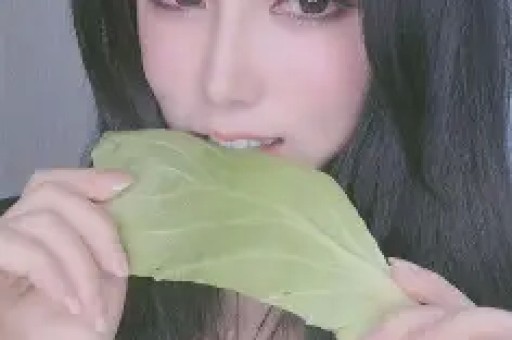 河南一男子闯入女澡堂打人洗浴中心：他进去打他媳妇；涉事男子已被警方控制